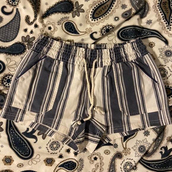 Shorts with Stripes - Picture 1 of 2